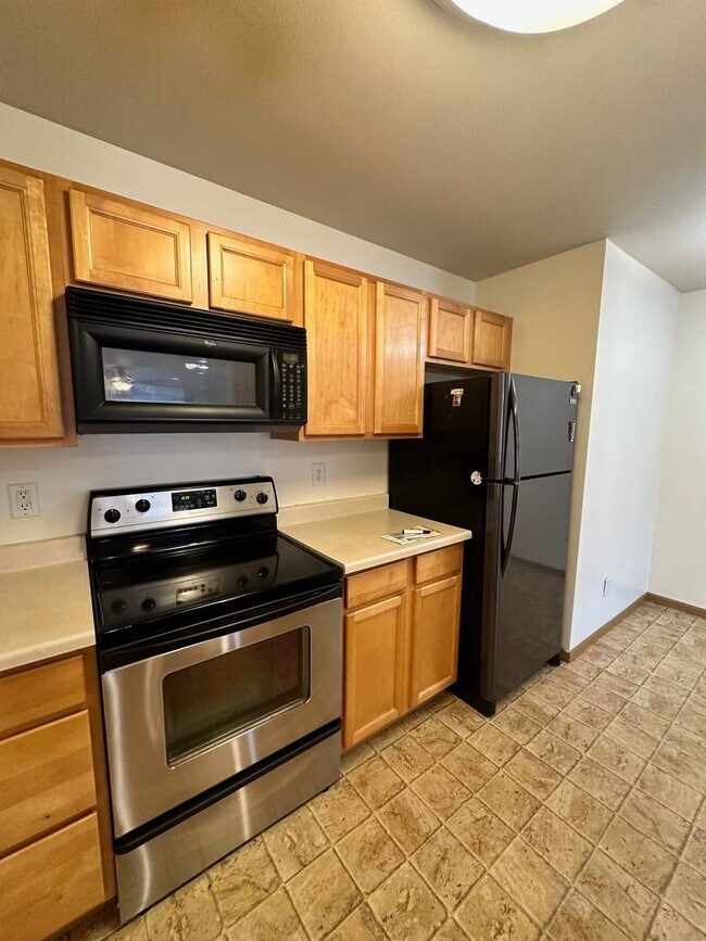 Building Photo - Lovely 2 bedroom 1.5 bath condo