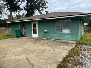 Building Photo - 2 Bedroom 1 bath Home