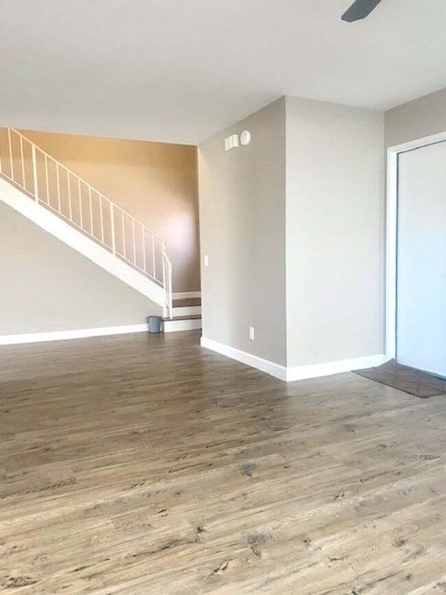 Building Photo - Spacious home/townhome in wonderful neighb...