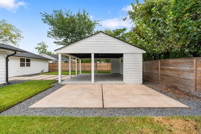 Building Photo - 1910 Lynnview Dr