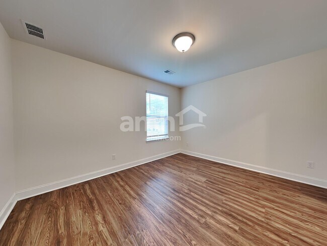 Building Photo - 622 W Lionel Rd