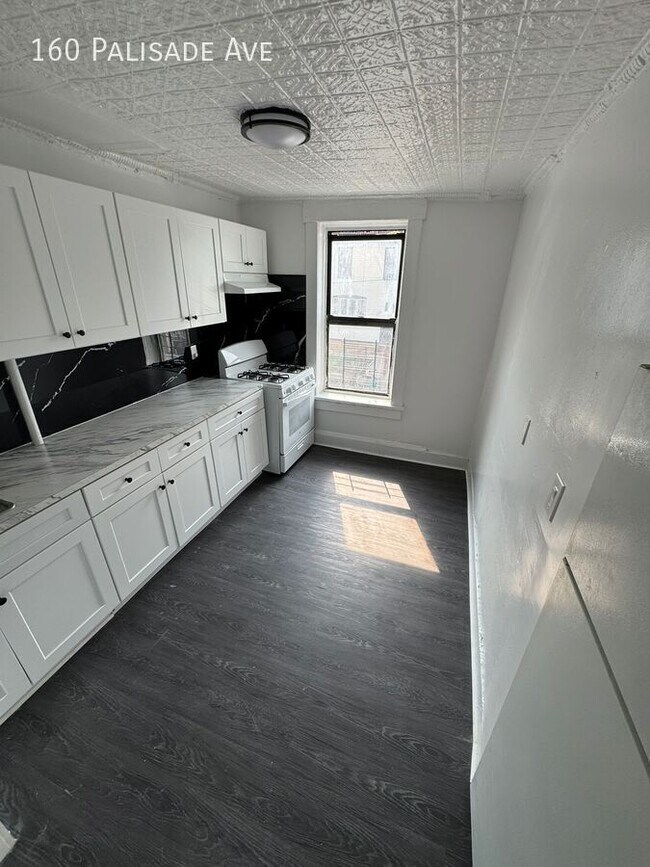 Building Photo - 160 Palisade Ave