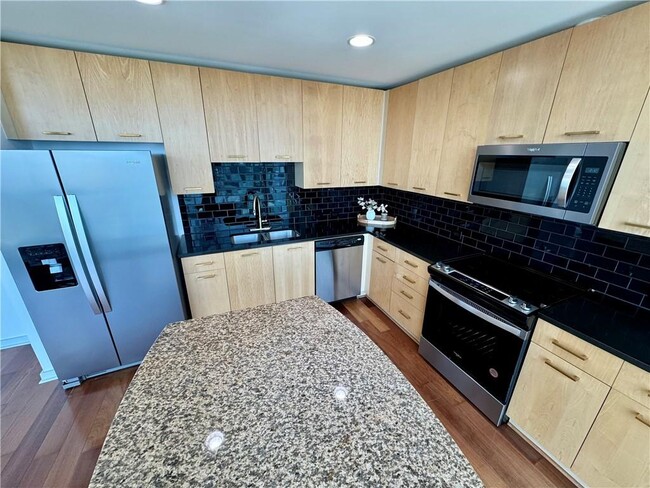 Building Photo - 3324 Peachtree Rd NE