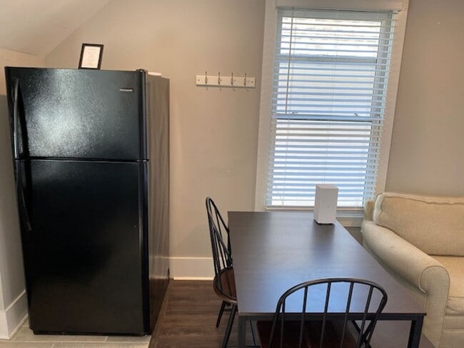 Building Photo - Charming 1-Bedroom Apartment Over Garage for Rent!