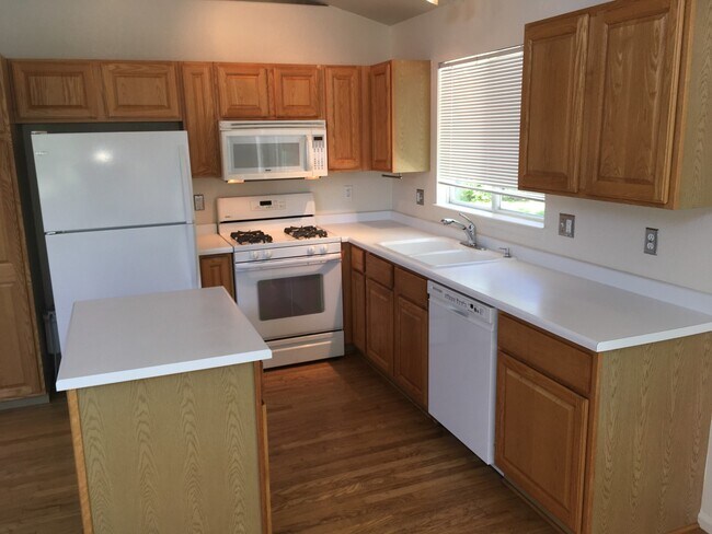 Building Photo - Modern Waneka Lake 4 Bedroom, 3 Bath Prett...