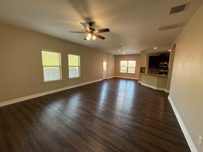 Building Photo - New Braunfels Gem!