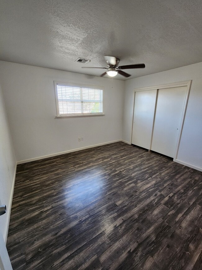 Building Photo - 3 bed 2 bath home, move in ready!