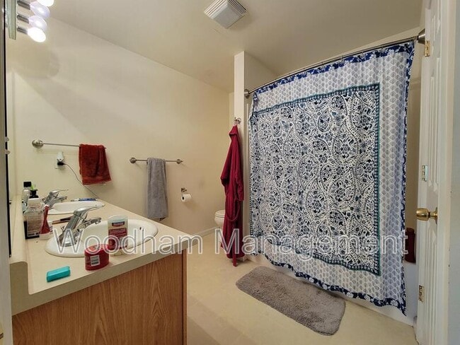 Building Photo - 184 Droulliard Ave