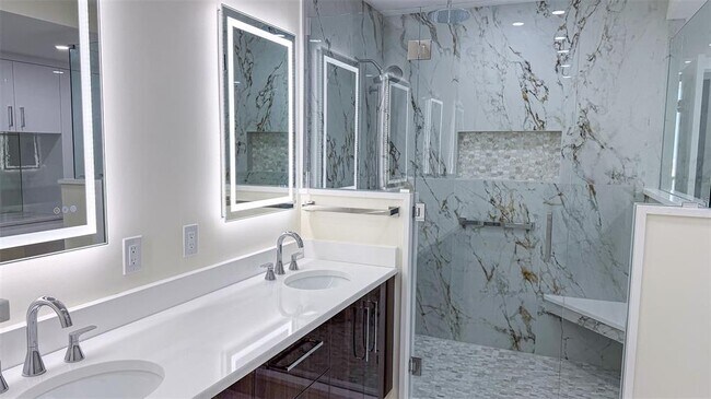 Building Photo - 1 Beach Dr SE