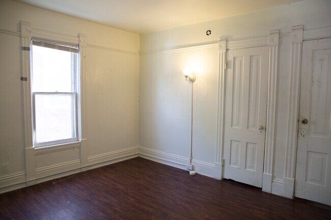 Building Photo - 2711 Delaware St SE