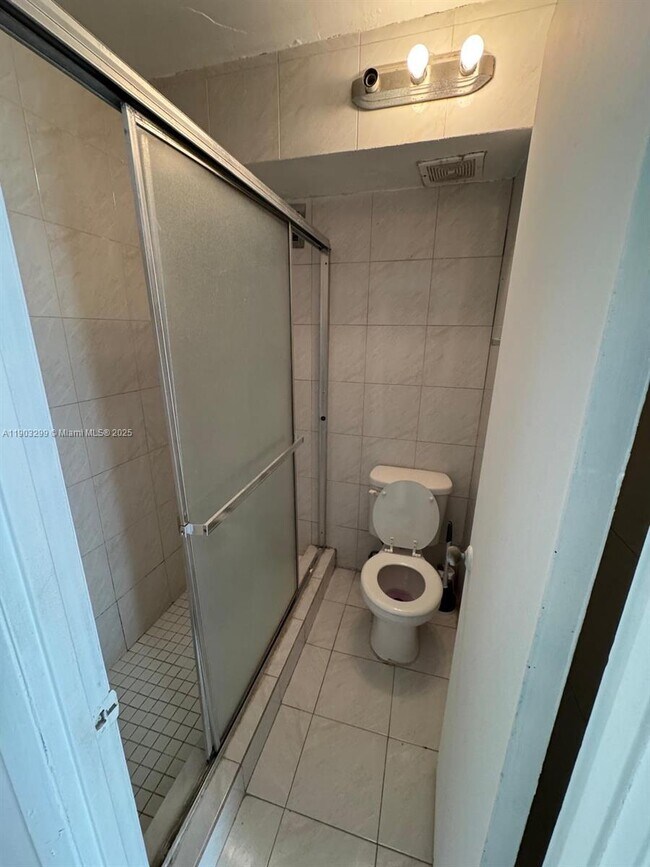 Building Photo - 2025 NE 164th St