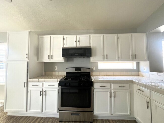 Building Photo - 3-Bedroom, 2-Bath House - Las Vegas, NV