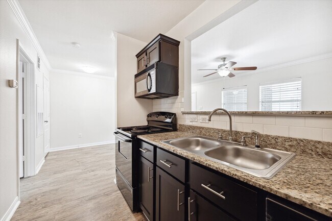 Building Photo - 427 W 16th St