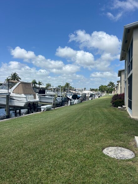 Building Photo - 700 SE 7th Ave