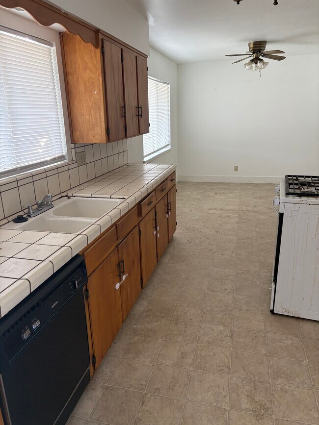 Building Photo - 801 N Akers St