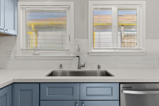 Building Photo - Remodeled 4-Bedroom House w/ Private Yard in Oakland