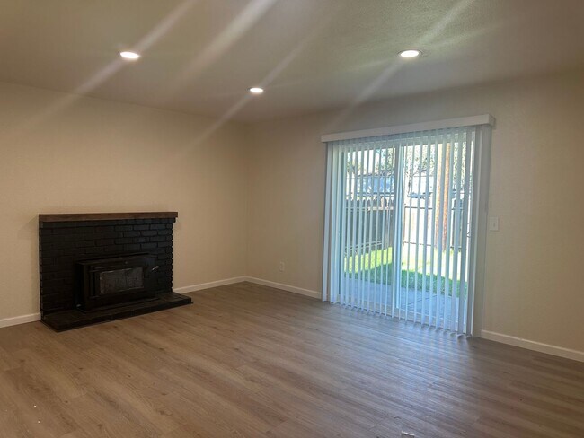 Building Photo - 4 Bedroom 2 Bath