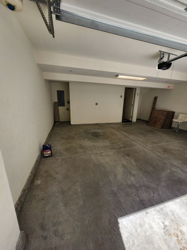 Building Photo - Gorgeous Tri-level Townhouse 3 beds 3 1/2 ...