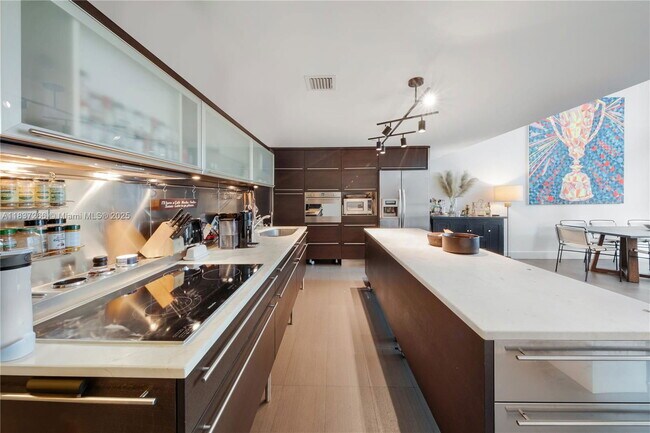 Building Photo - 6000 Collins Ave