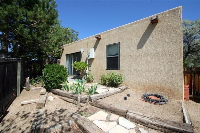 Building Photo - 830 Live Oak Rd NE