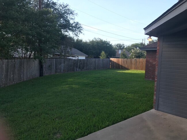 Building Photo - 3/2 super clean and move in ready in MIDWAY ISD