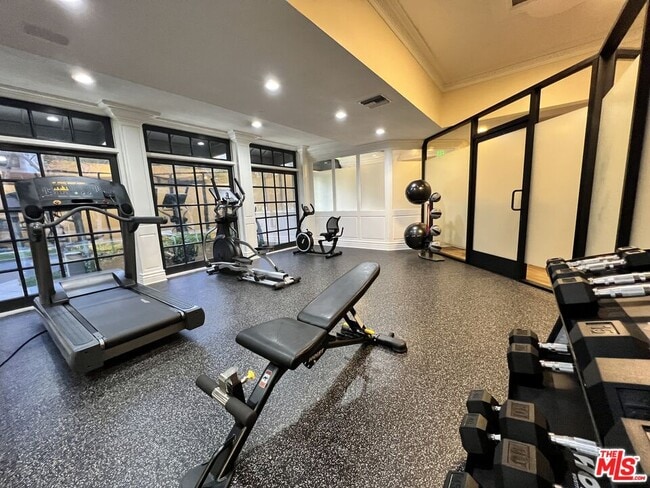 Building Photo - 435 N Oakhurst Dr