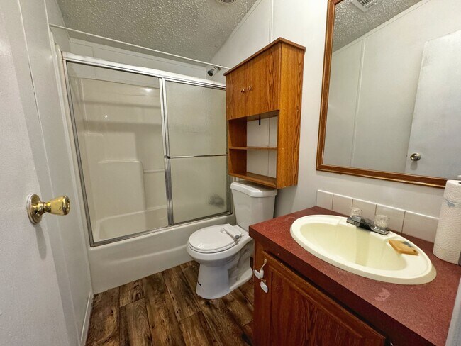 Building Photo - Country living close to everything! 3BR/2B...