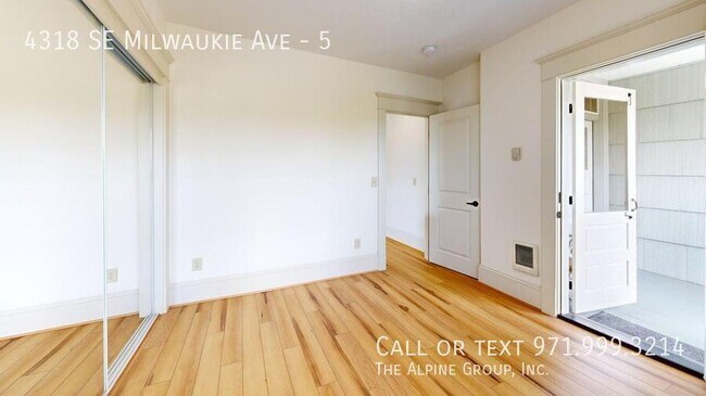 Building Photo - 4318 SE Milwaukie Ave