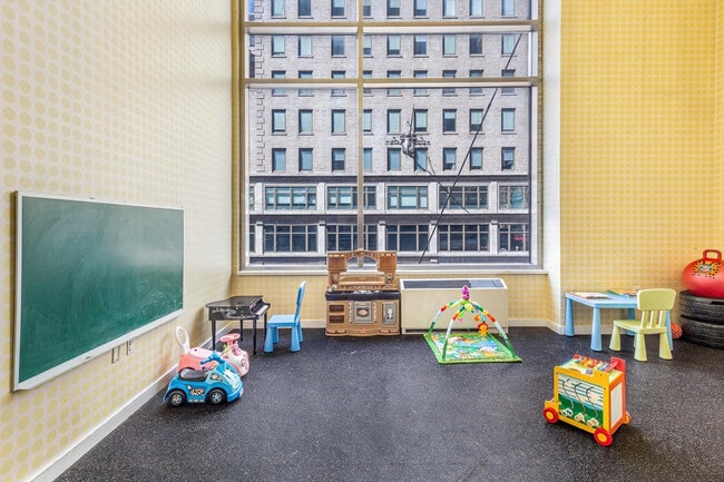 Building Photo - 325 5th Ave