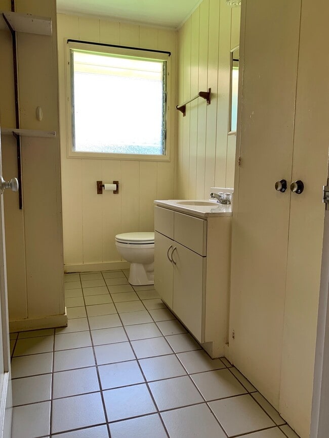 Building Photo - Charming Singe Family Home 3/1/2 with Spacious & Fenced Yard