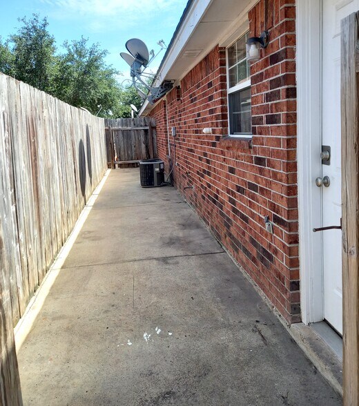 Building Photo - 715 S Dfw Dr