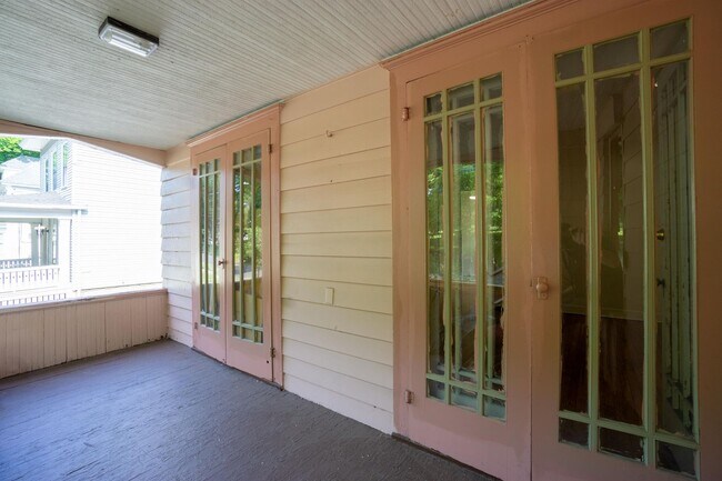 Building Photo - Spacious 3 Bedroom Flat With Off-Street Pa...
