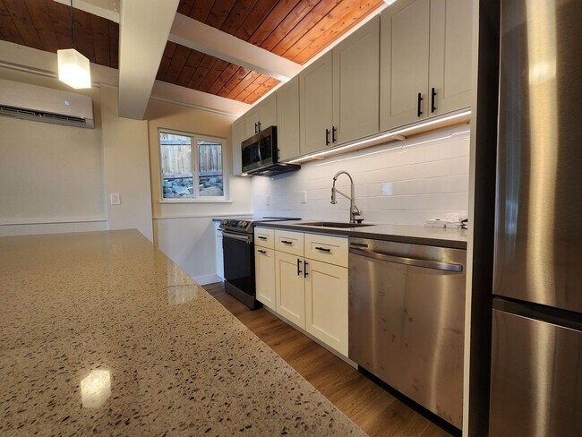 Building Photo - Beautifully Remodeled 2 bed 1 bath unit in...
