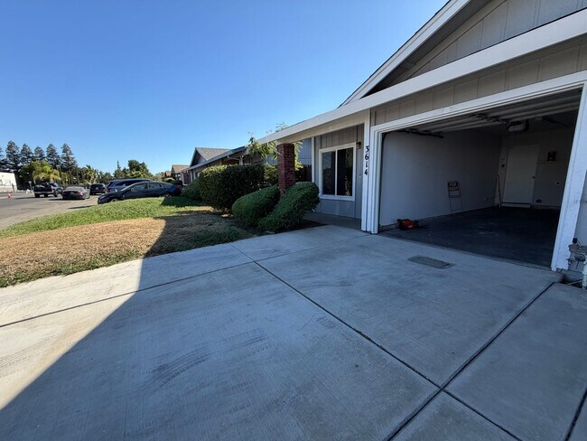 Building Photo - Fully Renovated 2-Bedroom Home with Spacious Backyard – Move-In Ready in Sacramento