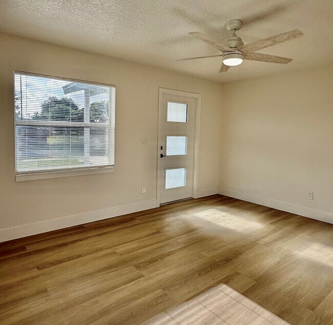 Building Photo - Adorable Makeover Melbourne Florida-Close to Wickham Rd.