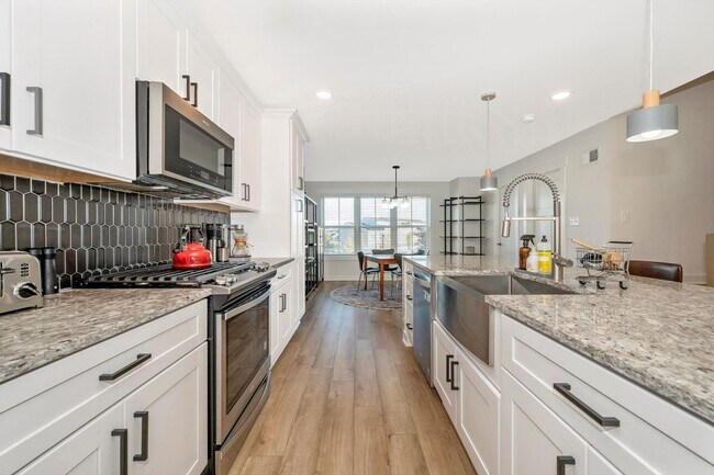 Building Photo - The Enclave At Gambrill View