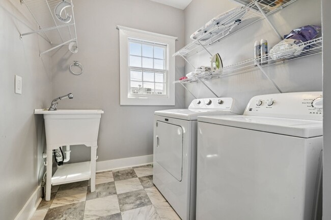 Building Photo - 920 Silverdene Pl