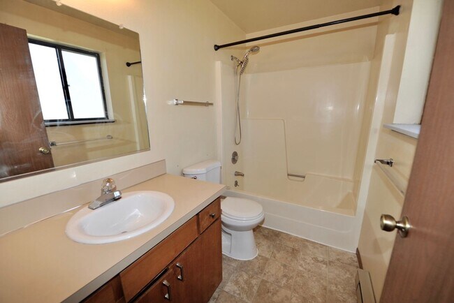 Building Photo - 3 bed 2 bath rancher duplex close to Hayden Lake