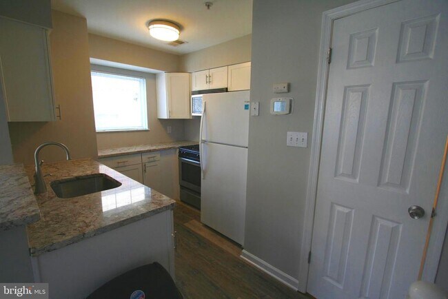 Building Photo - 6233 Sandpiper Ct