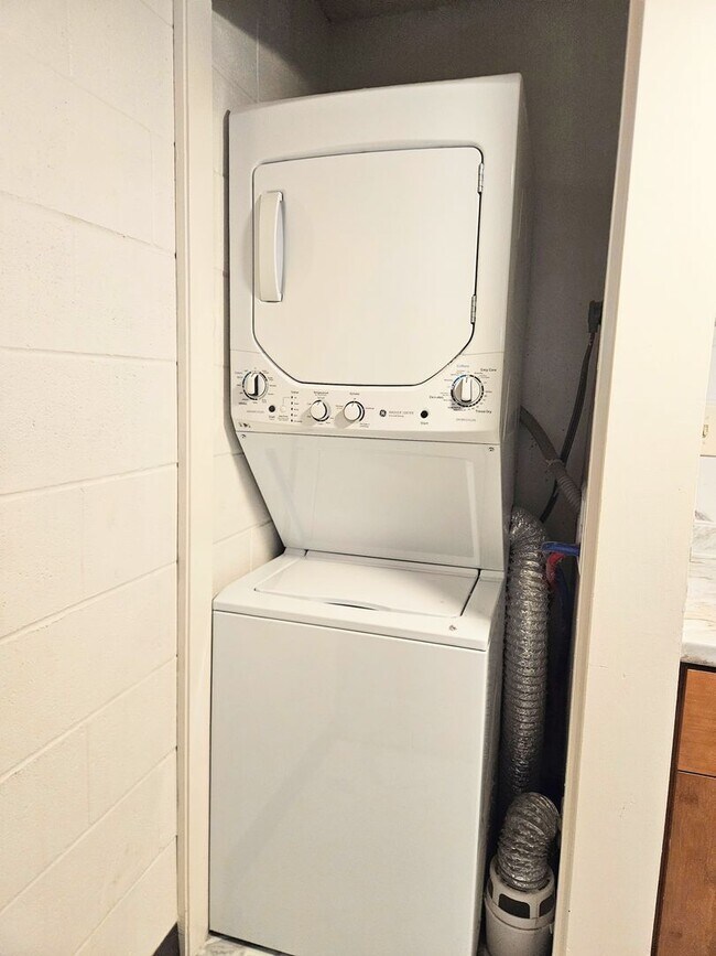 Building Photo - Maikiki Studio, 1 Parking Condominium in the Luna-Liho Towers Close to Punahou School