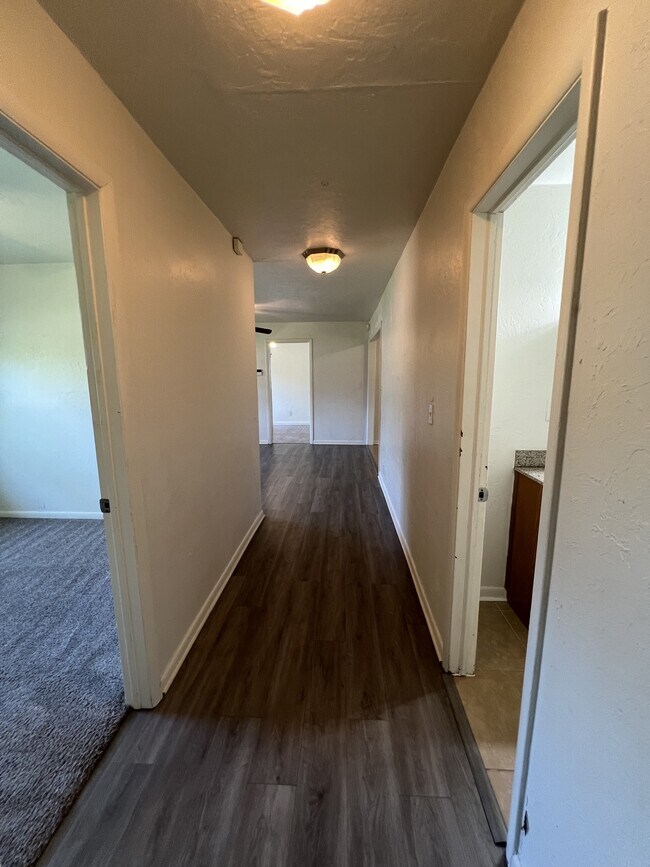 Building Photo - 703 Terry Dr