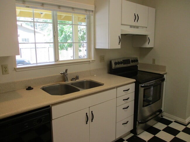 Building Photo - Cute Home Boasting Hardwood, close to Enloe and downtown Chico!