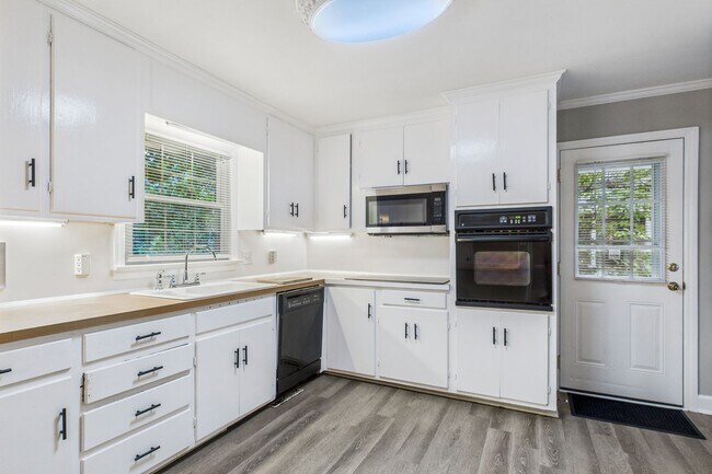 Building Photo - Large Home in Guilford Hills, Hardwood Flo...