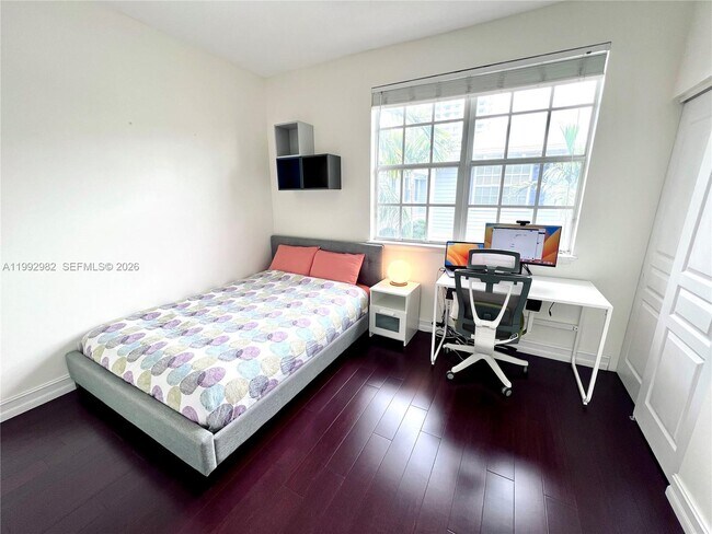 Building Photo - 450 NE 2nd Ave