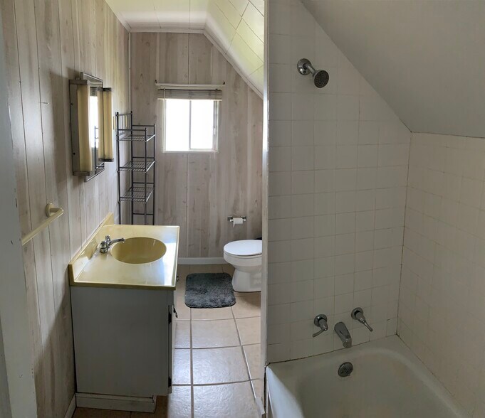 Bathroom 2 - 245 Green St