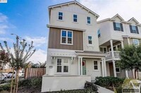 Building Photo - Split level 4 bedroom 3 bath home in highl...