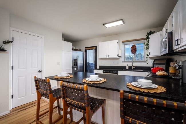 Building Photo - Stunning Townhome with Mountain Views in R...