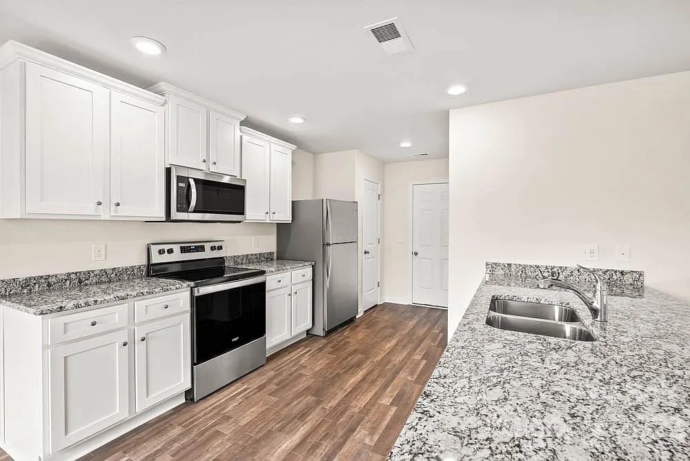 Building Photo - Room in House on Nia Rd