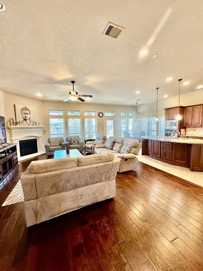 Building Photo - 18614 Town Bluff Dr