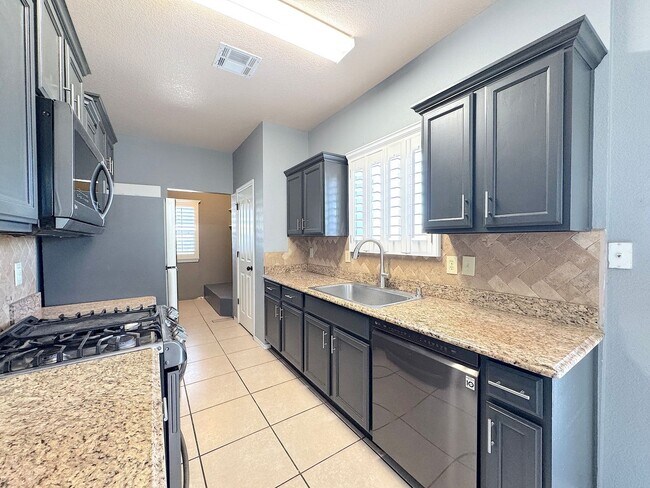 Building Photo - Gorgeous 5bed/3bath Refrig A/C with 2 Master Bedrooms!